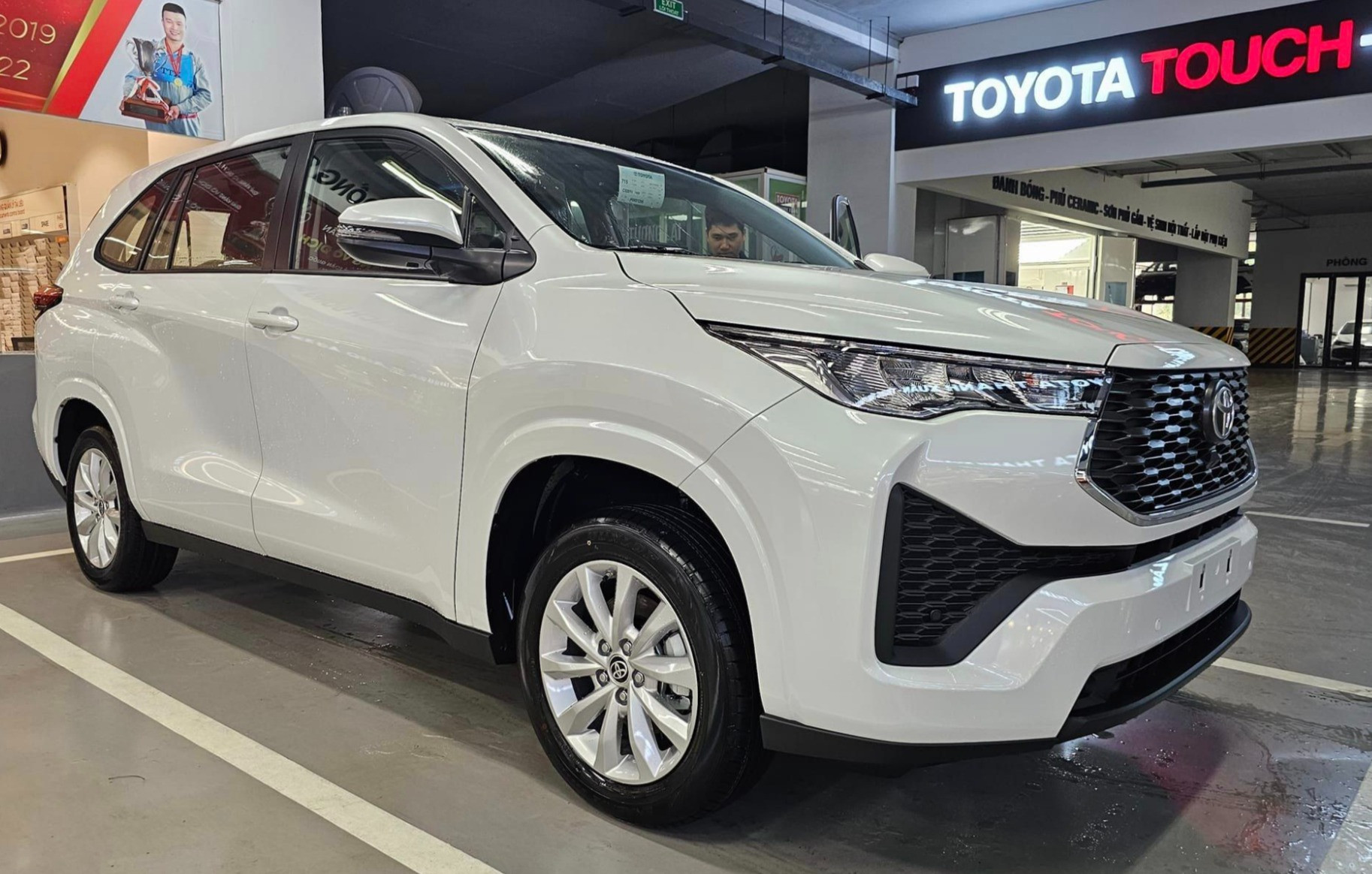 Toyota Innova Cross vừa ra mắt, đại lý chào bán bia kèm lạc