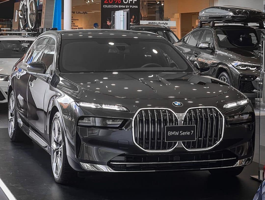 Cạnh tranh Mercedes, giá xe sang BMW 7-Series tiếp tục rớt gần nửa tỷ đồng