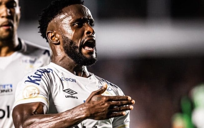 Mendoza bate boca com torcedor do Santos: ‘Não entende de futebol’