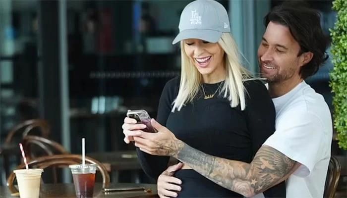 Bachelorette’s Michael Turnbull and Pregnant Charlotte Cushing Romantic Coffee Date