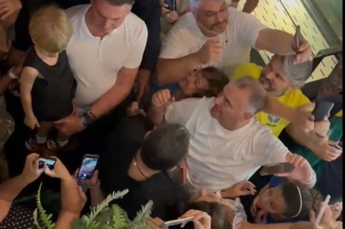 Vídeo: Bolsonaro assiste Vasco e São Paulo em restaurante de BH lotado