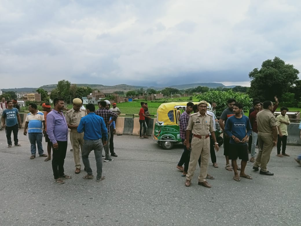 मिर्जापुर में कार के टक्कर से पलटी आटो: 3 घायल, एक गंभीर, वाटर फाल घूमने आये सैलानियों के साथ हादसा, एक ही परिवार के थे सभी