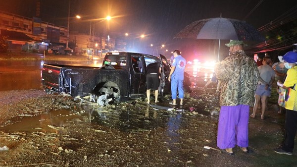 กระบะโหลดเตี้ยซิ่งผ่าสายฝนชนรถพ่วงข้างดับ 2 ราย