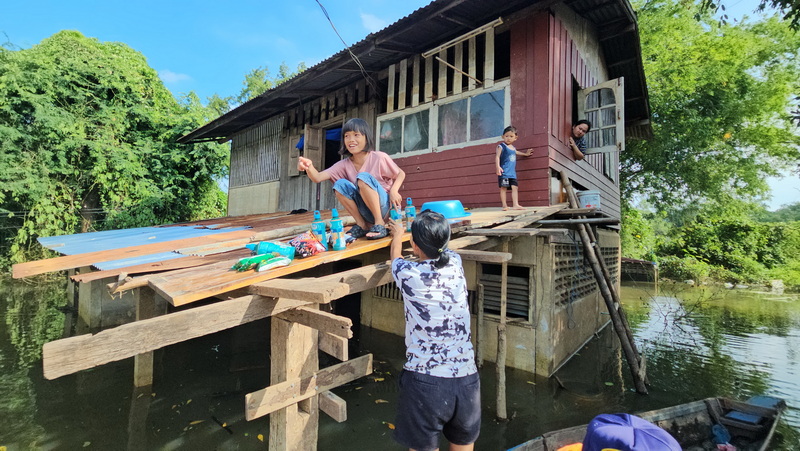 (คลิป)กลุ่มจิตอาสาล่องเรือแจกน้ำดื่ม ข้าวอาหารแห้งชาวบ้านน้ำท่วม