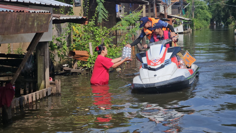 (คลิป)กลุ่มจิตอาสาล่องเรือแจกน้ำดื่ม ข้าวอาหารแห้งชาวบ้านน้ำท่วม