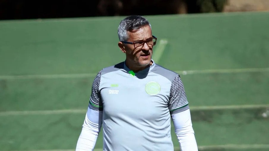 Armando Evangelista, do Goiás, chama a atenção no futebol brasileiro