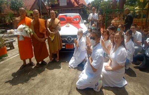 ฮือฮา คหบดี ถอยเบนซ์ป้ายแดง ถวายวัด ชาวบ้านอึ้ง ทะเบียนรถตรงกับฝัน