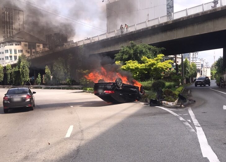 รถเก๋งเสียหลักคว่ำ ไฟลุกท่วม ตรงทางด่วนสุขุมวิท 62 คนขับบาดเจ็บ จนท.รุดช่วย