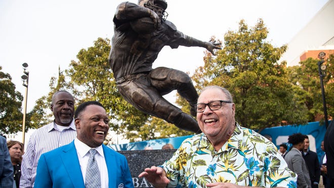 Barry Sanders attends MSU NIL collective tailgate with basketball team ahead of U-M game