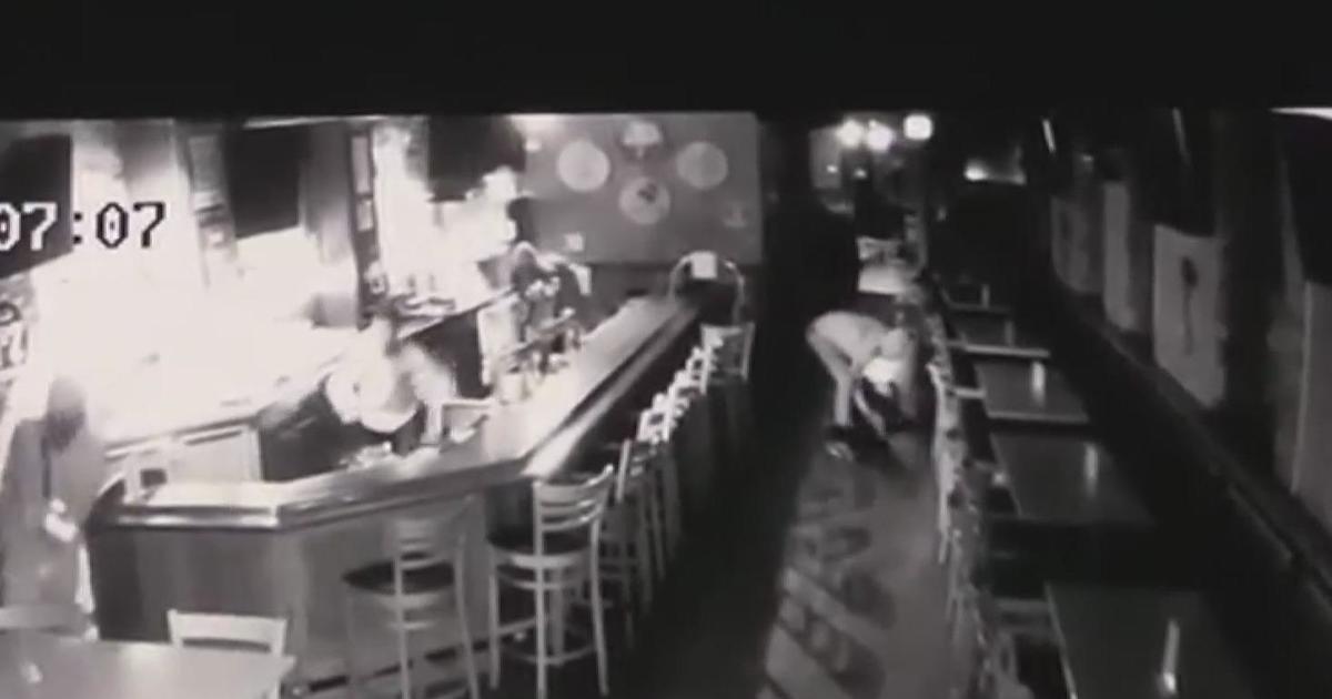 Caught on Camera: Four men break into sports bar on Chicago’s north side