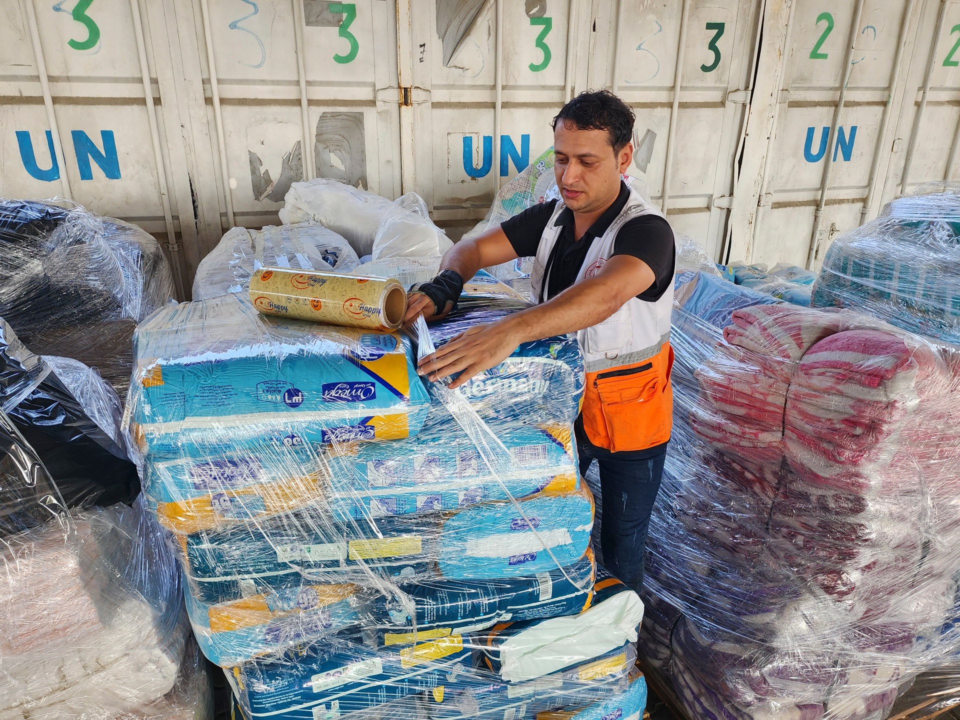 Desperate Palestinians break into Gaza UN warehouses for food