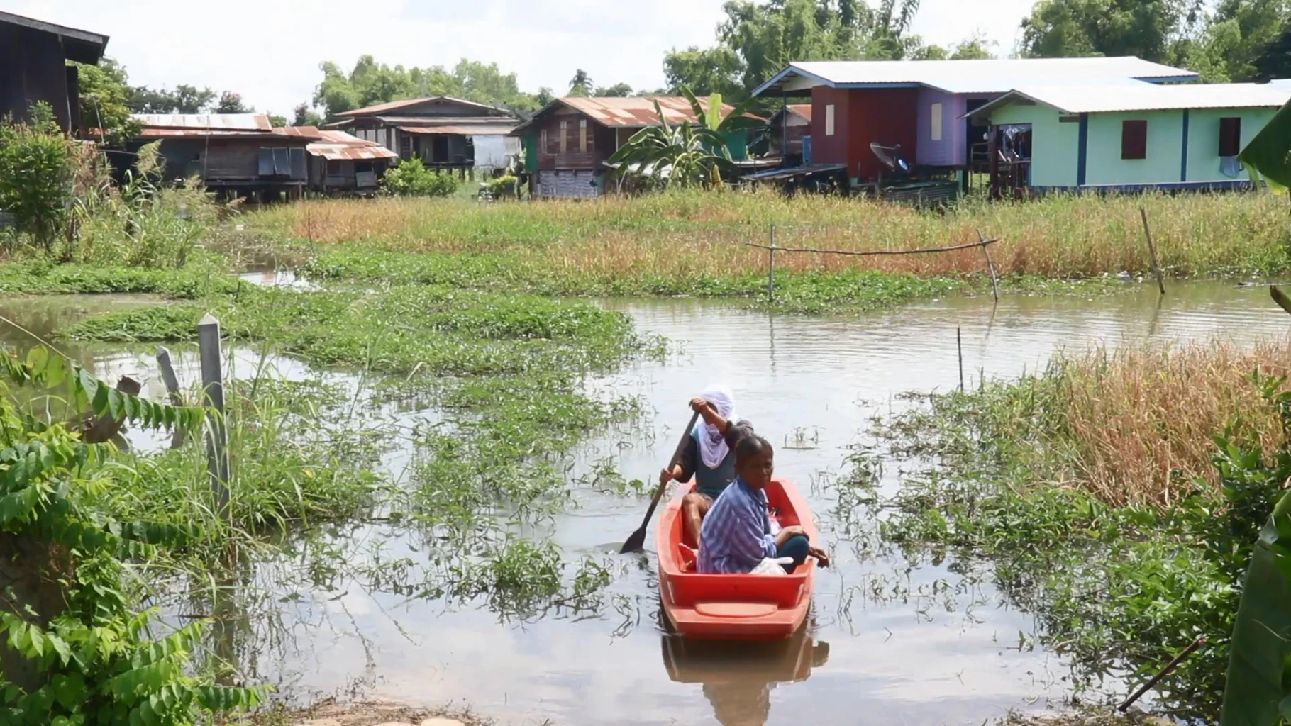 ชาวบ้านริมแม่น้ำยม จอดริมถนนหนี ‘น้ำท่วม’ เจอโจรซ้ำเติมขโมย จยย.