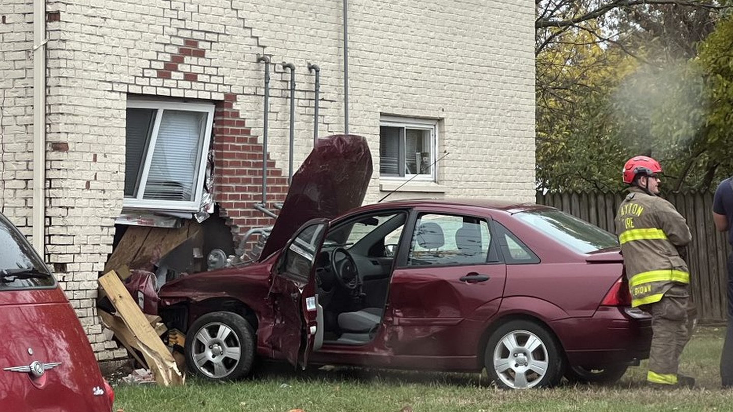 Car crashes into Dayton apartment complex