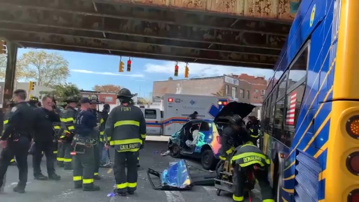 7 hurt after car slams into MTA bus in Brooklyn while fleeing police stop: Officials