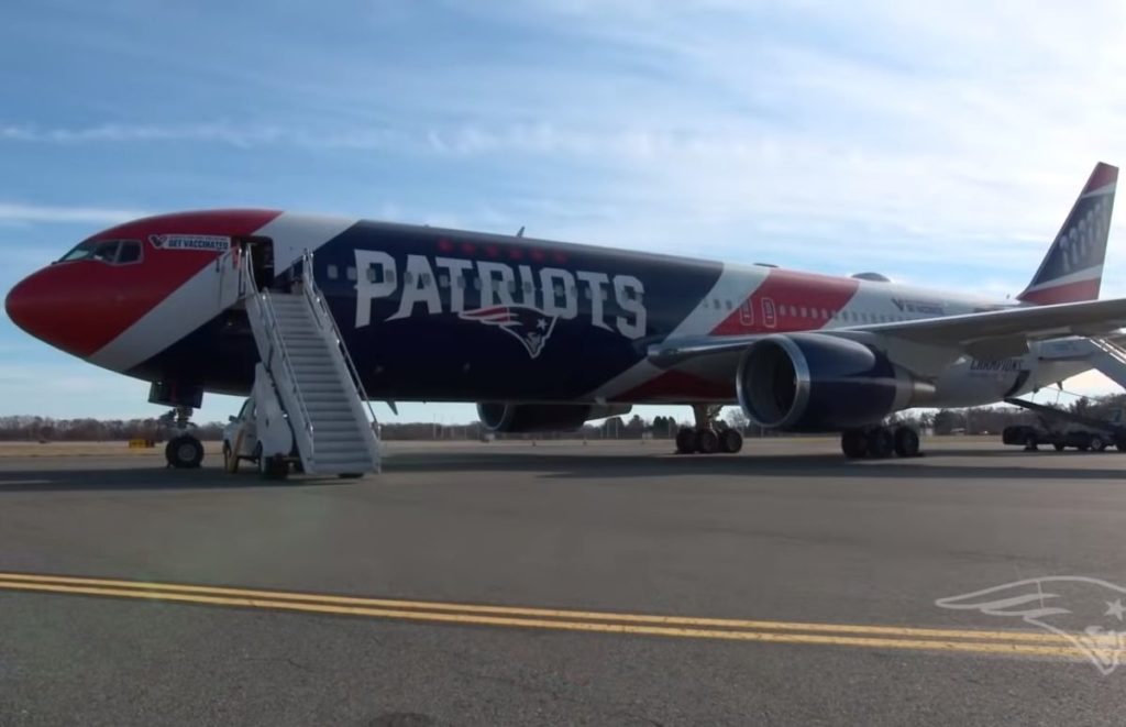 Time de futebol americano processa a empresa aérea que pintou um avião com sua marca