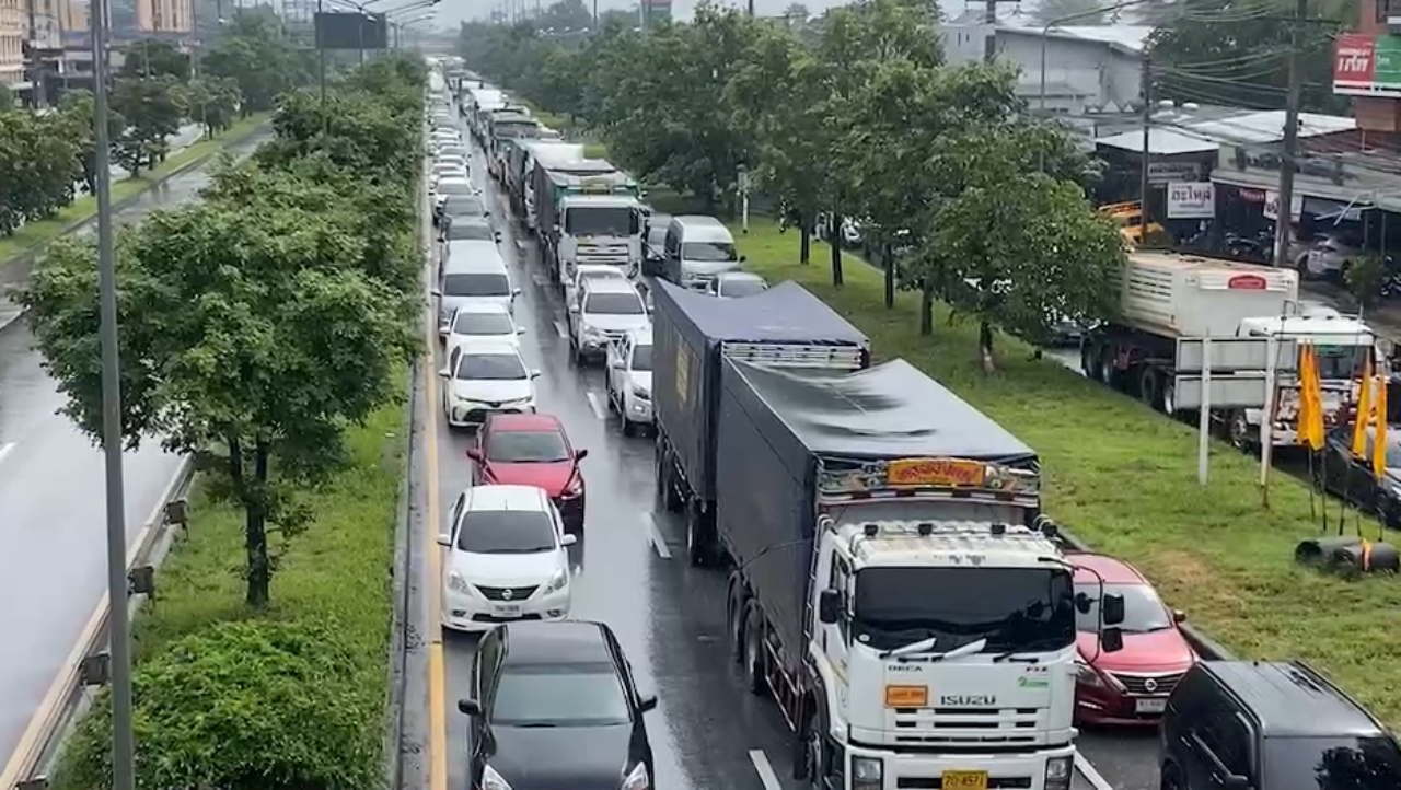 โคราชฝนถล่มหนักหลายชั่วโมง ทำถนนมิตรภาพอัมพาต รถติดยาว 3 กม. (คลิป)