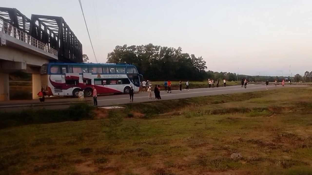 รถทัวร์สองชั้น ลอดสะพานรถไฟทางคู่ไม่พ้น ชนหลังคากระจาย