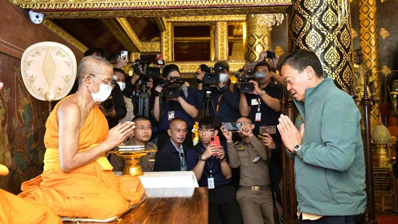 นายกฯ นั่งรถ 1 ขศ 87 ลุย “พิษณุโลก” กราบ “พระพุทธชินราช” คุยปัญหาน้ำประปา