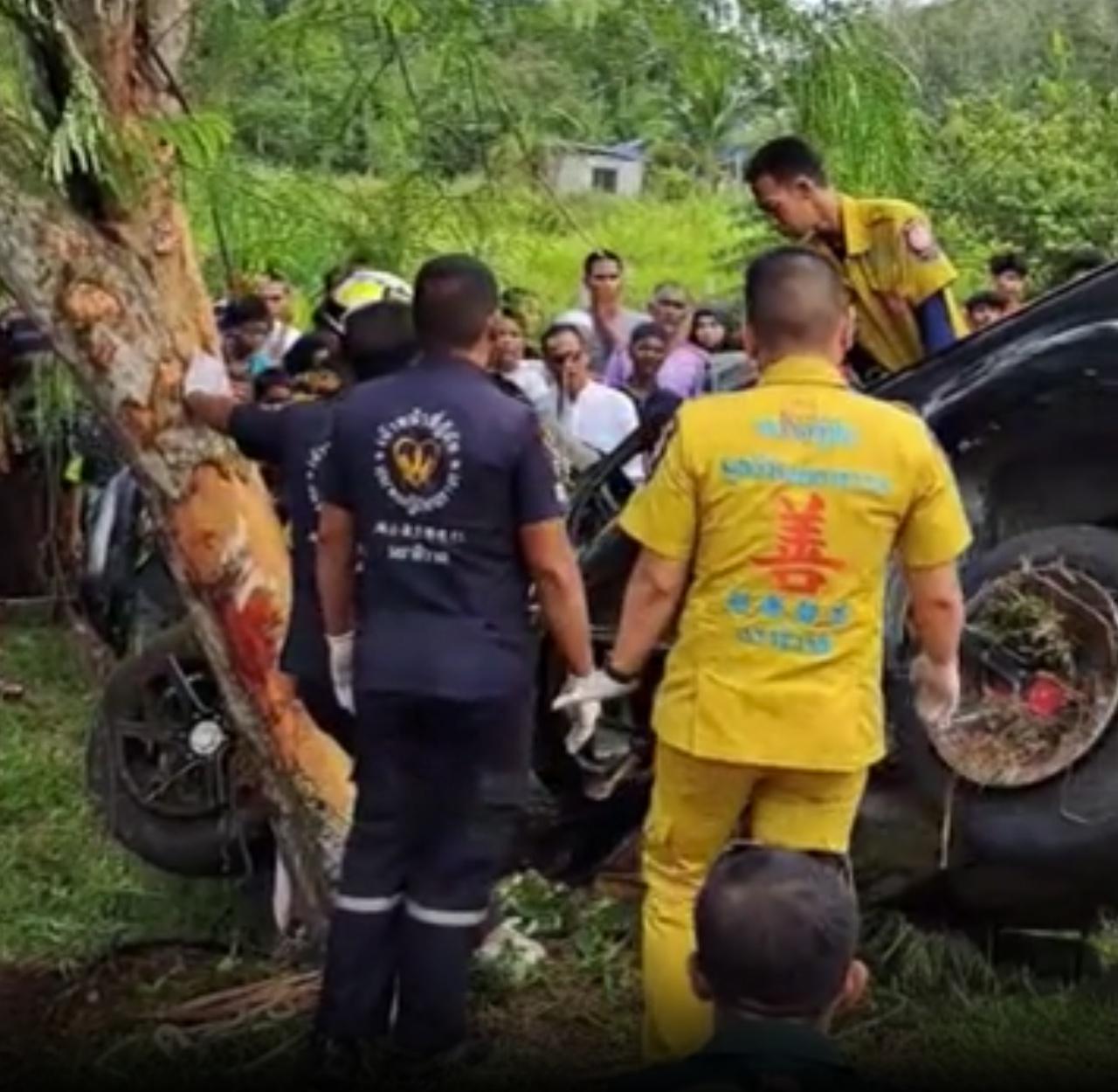 กระบะยางระเบิด ชนต้นไม้ ตาย 8 ศพ สาหัส 3 ราย โศกนาฏกรรมสลดที่ระแงะ