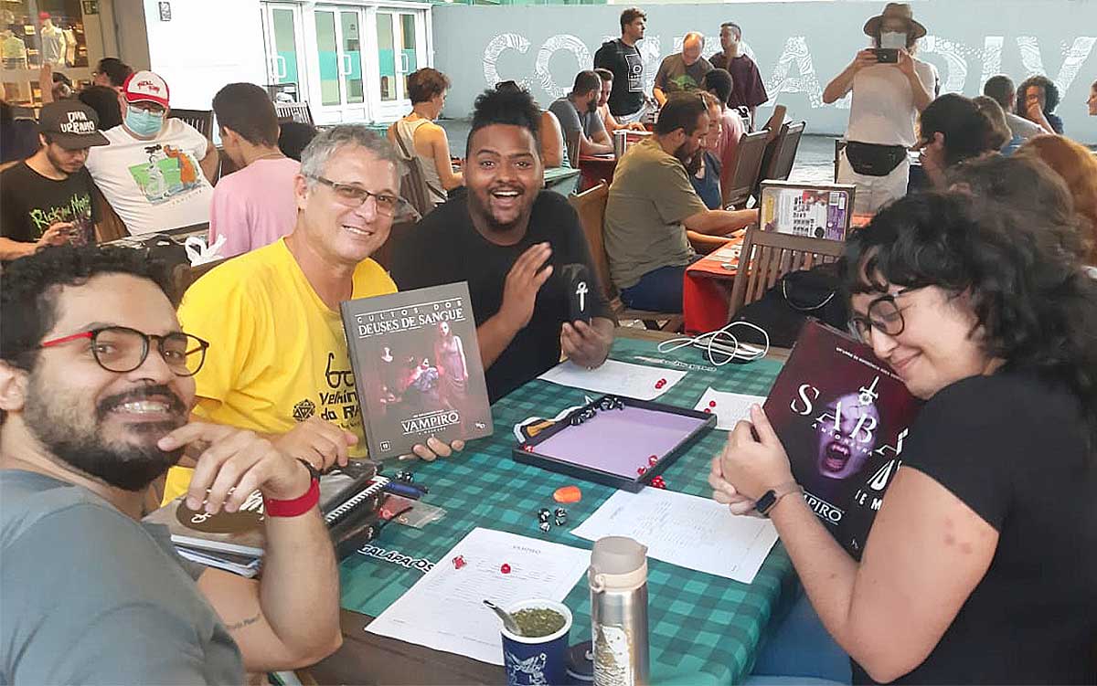 Evento de board games reúne dezenas de jogadores no Estado