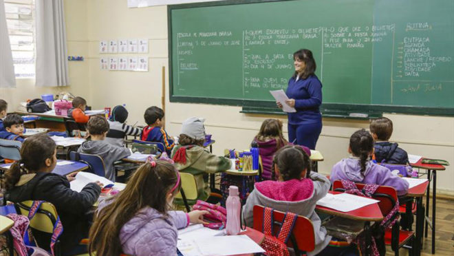 A máquina de “desensinar”: escolas,  cultura e disseminação de ideologia