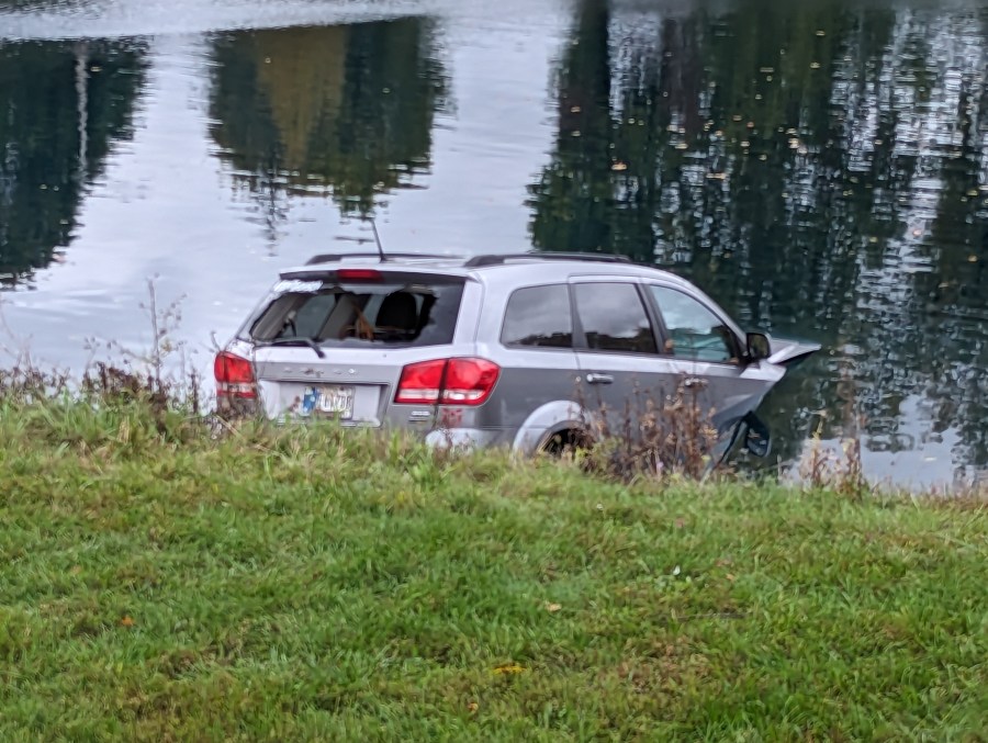 Fort Wayne Fire crews pull car from pond near Lakeside Park