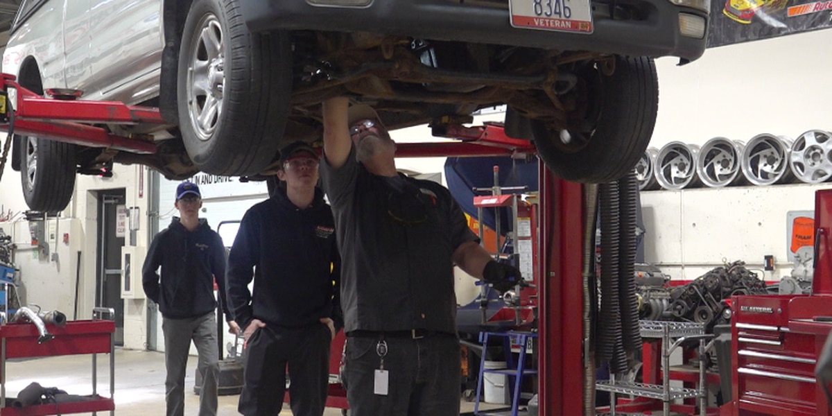 Bangor automotive instructor earns Maine educator lifetime achievement award