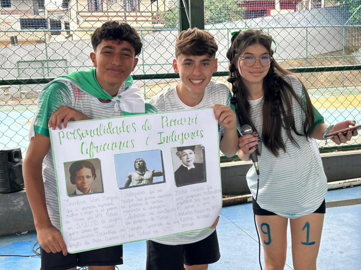 Alunos do CEM Vilson Kleinübing abrem gincana com apresentações culturais sobre os Estados brasileiros