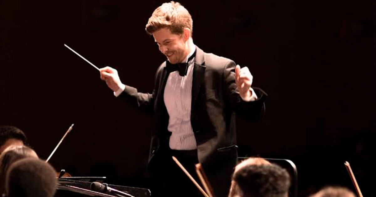 Alumnus Jeffrey Adkins performs at Lynn University