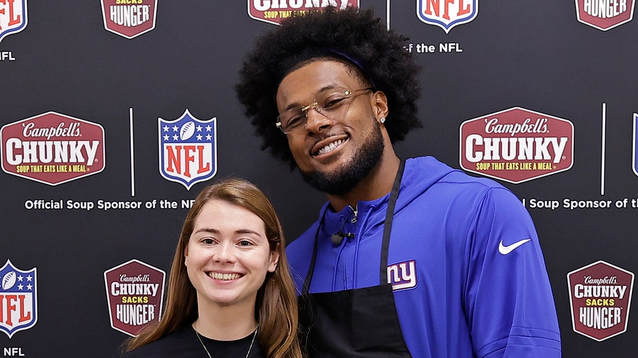 Giants’ Kayvon Thibodeaux helps Campbell’s Chunky Sacks Hunger at food donation event in New Jersey