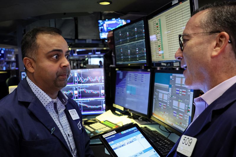 Índices de ações dos EUA sobem com alta do setor de tecnologia após dados fortes de emprego Por Reuters