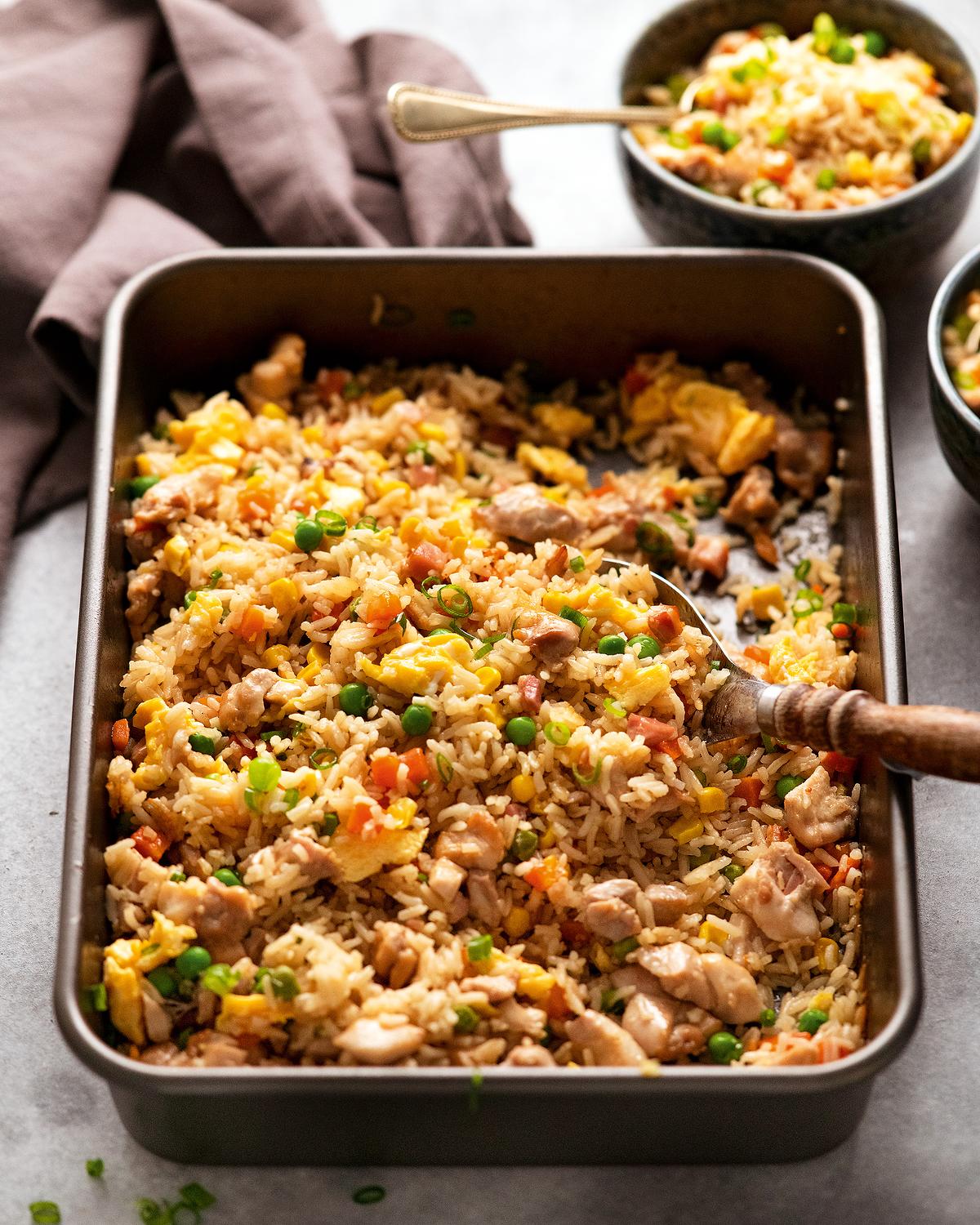 Just put it all in a pan – even the uncooked rice – and bake! This fried rice recipe could not be easier or more delicious. #30Seconds @Recipe_Tin #friedrice #chickenfriedrice #foodies #food #recipe #whatsfordinner #yum #delicious #eat