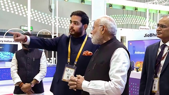 Akash Ambani praises PM Modi for ‘always working on latest technology’