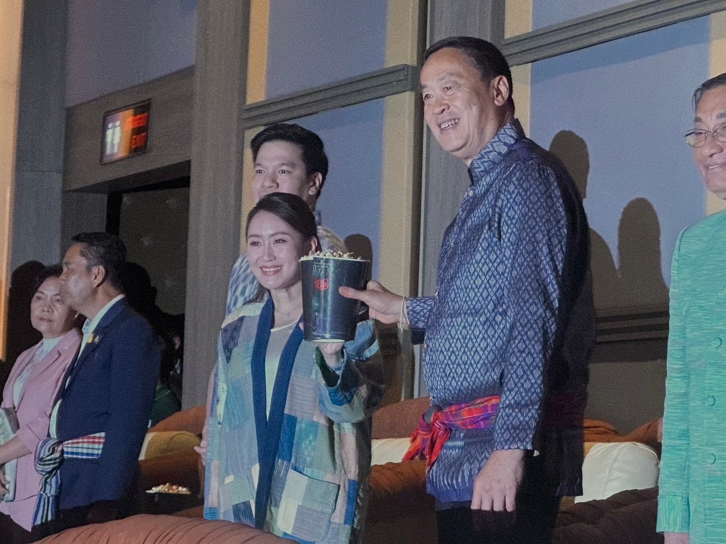 ‘เศรษฐา’ นำ ‘อุ๊งอิ๊ง-ครม.’ แต่งผ้าไทย ดูหนัง ‘สัปเหร่อ’ หลุดปากมีนายกฯ 2 คน
