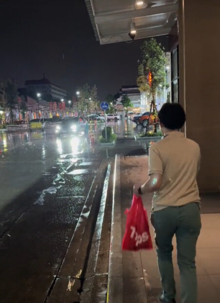 ดราม่าสนั่น!ลองใช้ระบบอัตโนมัติ บังคับรถหรูดันเบรกกะทันหันเกือบถูกชน