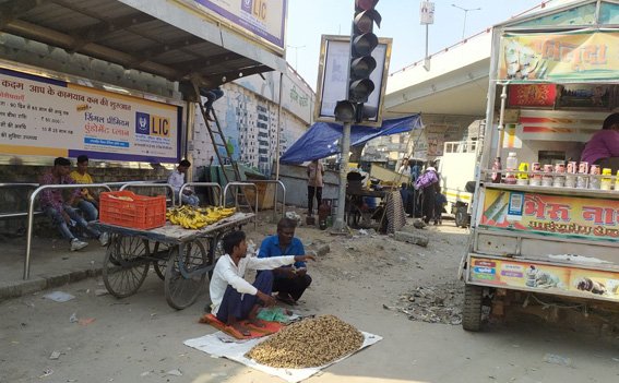 यात्री शेड पर ऑटो चालकों का कब्जा