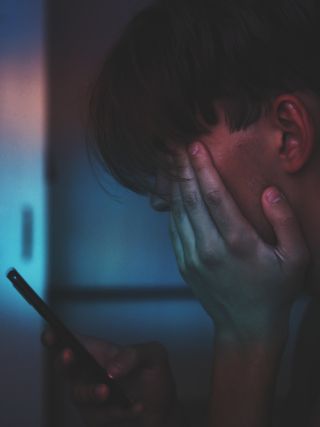 5 Ways Excessive Cell Phone Use Decreases Mental Health