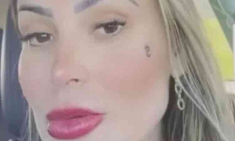 Andressa Urach faz tatuagem no rosto