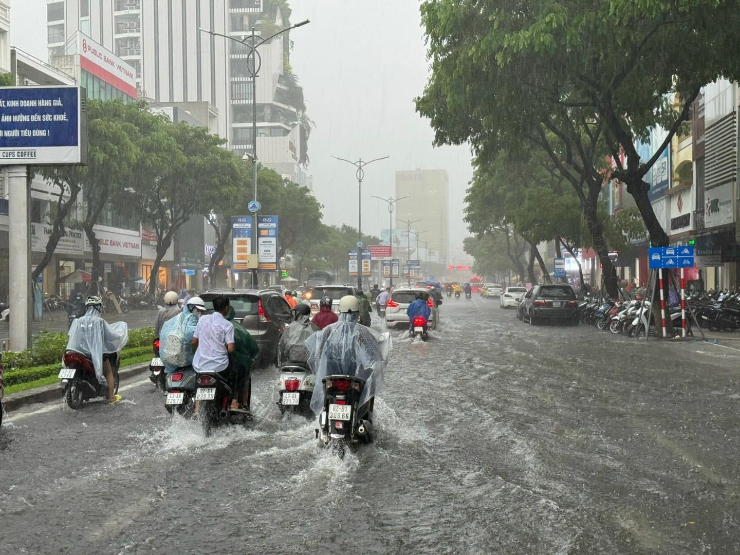 Cần làm gì khi ô tô bị ngập nước và dấu hiệu nhận biết