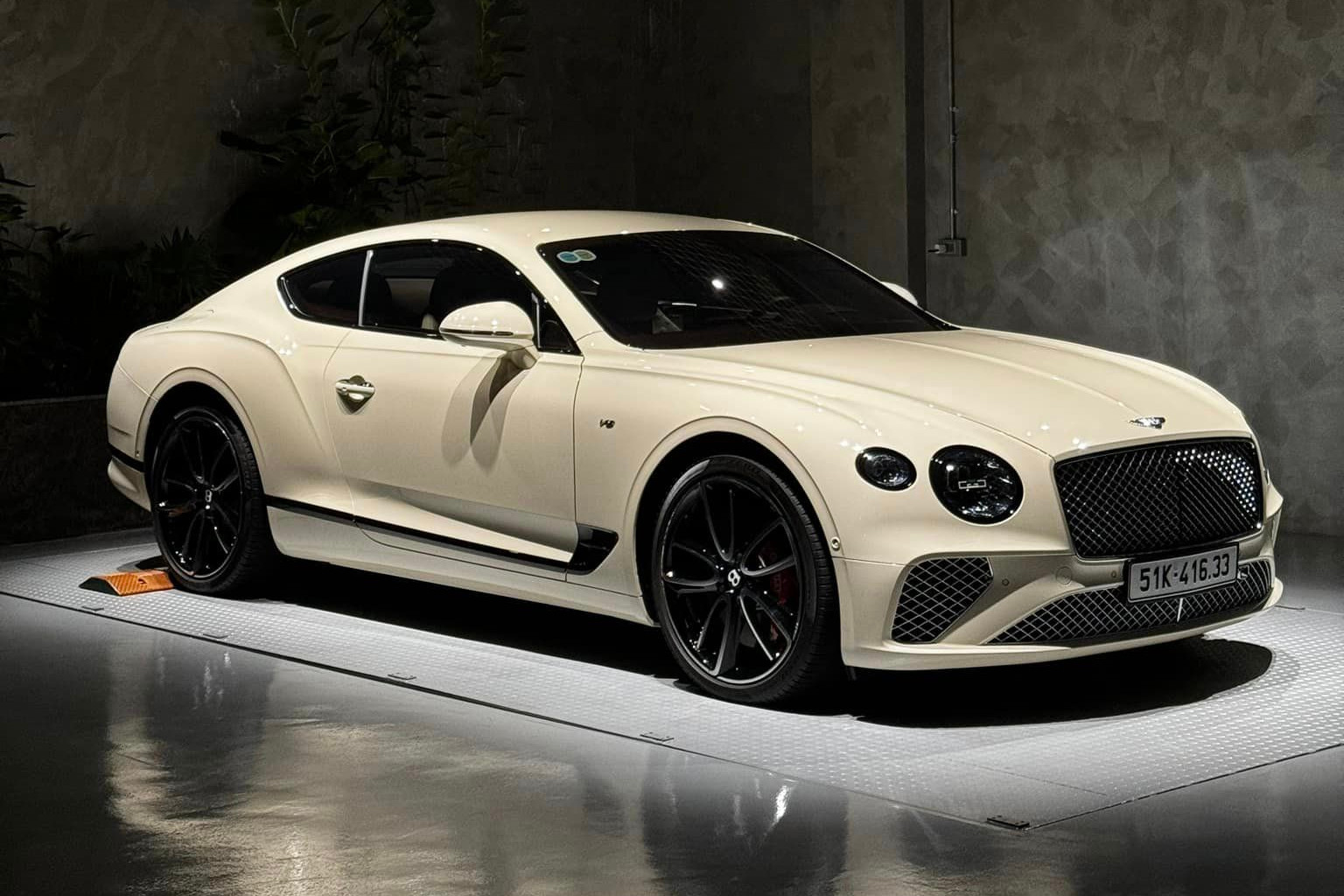 Cường Đô la bất ngờ &apos;khoe&apos; Bentley Continental GT giá hơn 20 tỷ đồng