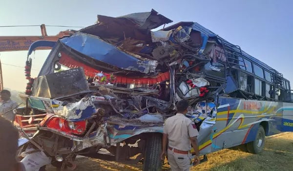 बस और ऑटो की भीषण टक्कर में चार लोगों की दर्दनाक मौत |Tragic Bus And Auto Accident In Bihar Four People Died on Spot