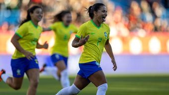 Debinha marca e Brasil vence Canadá na estreia do técnico Arthur Elias na seleção feminina