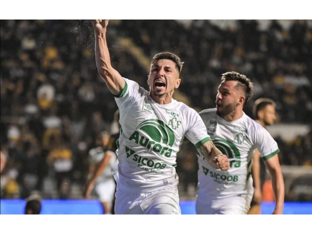 Chapecoense vence clássico contra o Criciúma fora de casa e respira na Série B