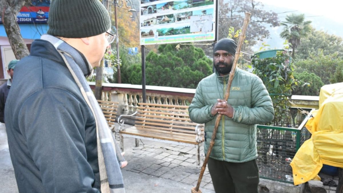 CM Dhami in Nainital: नैनीताल में दिखा सीएम धामी का अलग अवतार, बच्चों संग खेला क्रिकेट; खुद ही बनाई चाय – CM played cricket with children in Nainital prepared tea himself