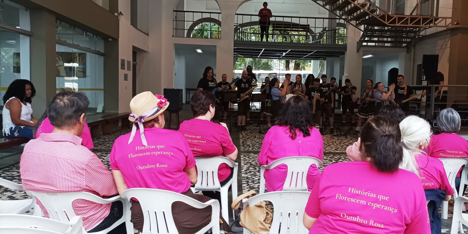 Banda Municipal anima Outubro Rosa na Secretaria de Cultura