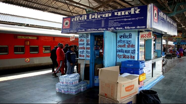 Indian Railways: रेलवे स्टेशन पर फूड स्टॉल खोलकर कर सकते हैं बंपर कमाई, जानिए क्या है तरीका