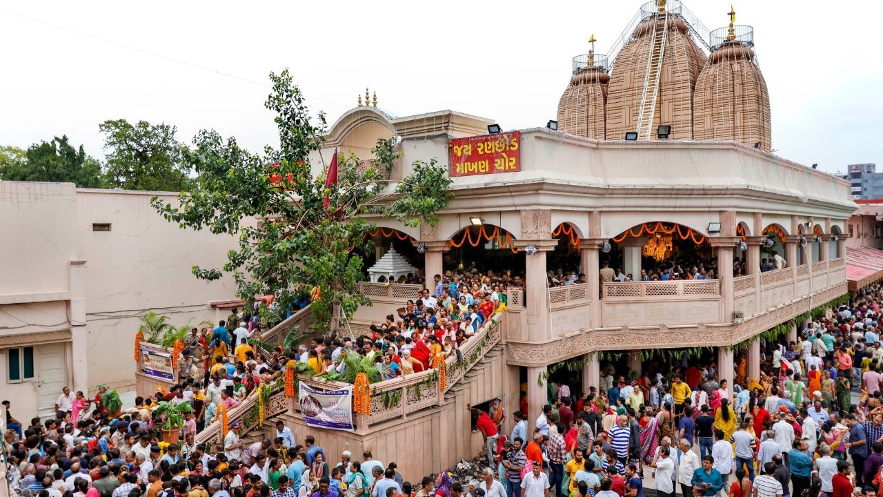 मंदिर मनोरंजन की जगह नहीं… अब इस मंदिर में भी छोटे कपड़े-फटी जींस-स्कर्ट पहनने पर रोक