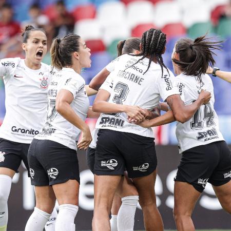 Corinthians deslancha no fim, goleia e vai à semi da Libertadores feminina