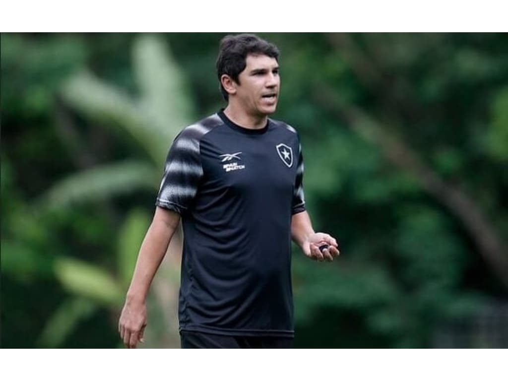 Botafogo volta aos treinos e tenta lapidar as características do seu futebol vertiginoso