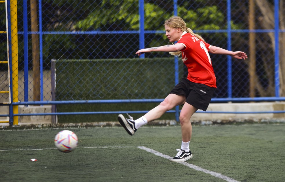 Luísa Sonza joga partida de futebol com sua família e equipe